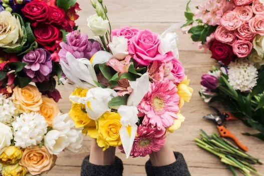 Flot og farverig buket blomster